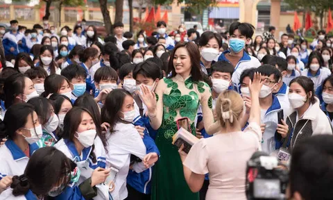 Hoa hậu Đỗ Hà được chào đón nồng nhiệt tại quê nhà sau khi giành top 13 Hoa hậu thế giới
