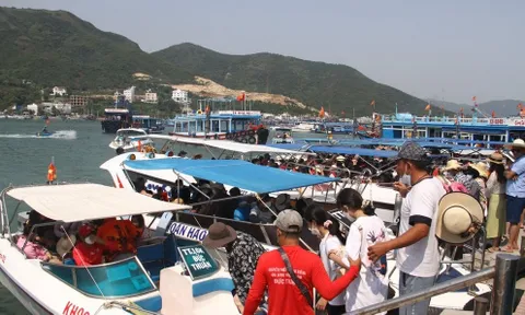 Khánh Hòa: Du khách đổ về Nha Trang trong kỳ nghỉ lễ Giỗ tổ Hùng Vương
