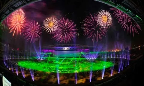 Bắn pháo hoa khai mạc SEA Games 31 tại sân vận động Mỹ Đình