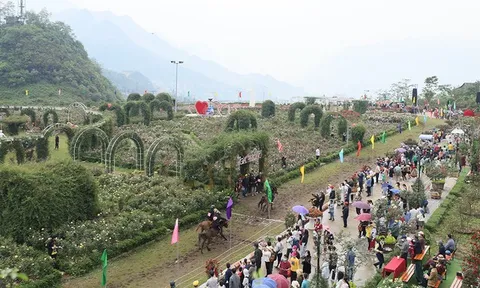 Sa Pa lập kỷ lục mới với 'Vó ngựa trên mây' và Caraval đường phố đậm đà bản sắc