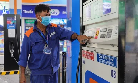 Xăng dầu tăng giá: E5 RON 92 tăng 330 đồng/lít, RON 95 tăng 440 đồng/lít