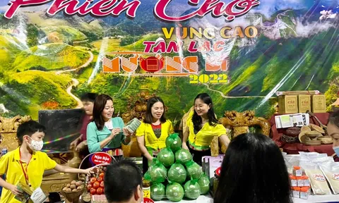 Phiên chợ vùng cao tôn vinh bản sắc văn hóa, con người tỉnh Hòa Bình