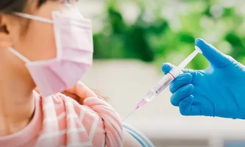 Tiêm mũi 1 cho trẻ từ 5 - dưới 12 tuổi bằng Moderna, Pfizer thì mũi 2 là vaccine cùng loại