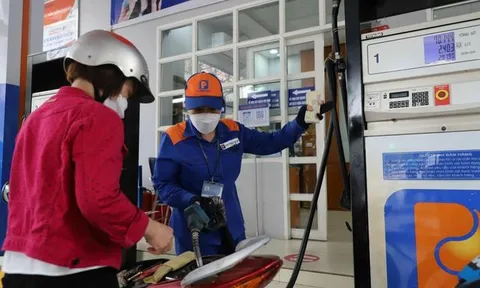 Giá xăng giảm hơn 400 đồng/lít