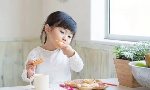 Cùng con khôn lớn: Dạy con tránh xa thực phẩm không an toàn