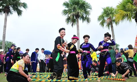 Triển lãm "Đặc trưng văn hóa các dân tộc vùng Tây Bắc"