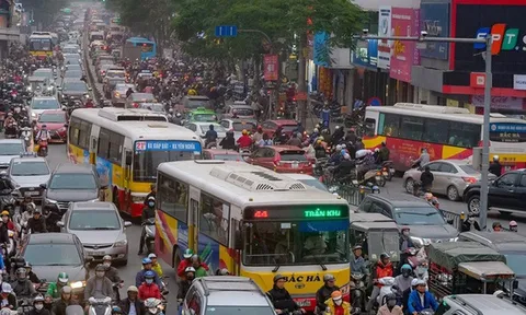 Nghịch lý xe buýt: Trợ giá kêu lỗ, không trợ giá lại sống khỏe