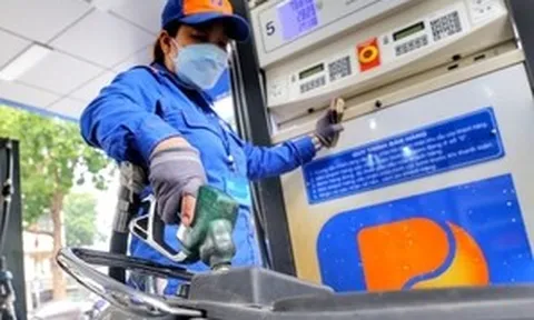 Giá xăng tăng 560 đồng/lít