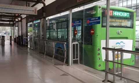 Hà Nội triển khai thí điểm khách đi buýt nhanh BRT được dùng xe máy điện miễn phí