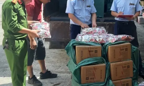 Lạng Sơn: Thu giữ gần 6.000 túi chân gà không rõ nguồn gốc