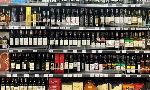 Thận trọng khi mua rượu trôi nổi, không rõ nguồn gốc