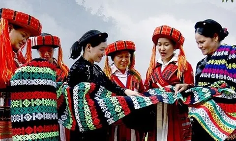 Lần đầu trình diễn trang phục truyền thống các dân tộc thiểu số khu vực phía Bắc