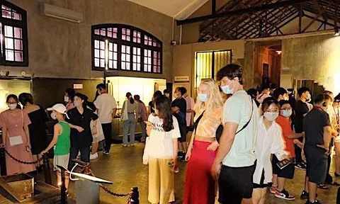 Sống lại “thời khắc lịch sử” qua chuyến thăm quan nhà tù Hỏa Lò