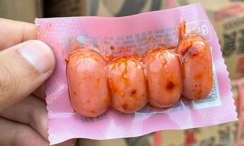 Hà Nội thu giữ 36.000 gói xúc xích nhập lậu đang được đưa đi tiêu thụ