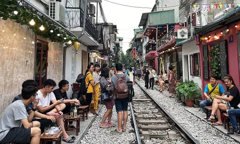 Phố cà phê đường tàu Hà Nội gây tiếc nuối với du khách thế giới