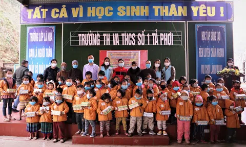 “Tết nhân ái vùng cao” trao yêu thương tới trẻ em xã Phình Giàng (Điện Biên)