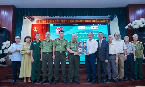 Trao tặng di ảnh phục dựng màu 4 nữ Anh hùng, liệt sĩ Công an nhân dân