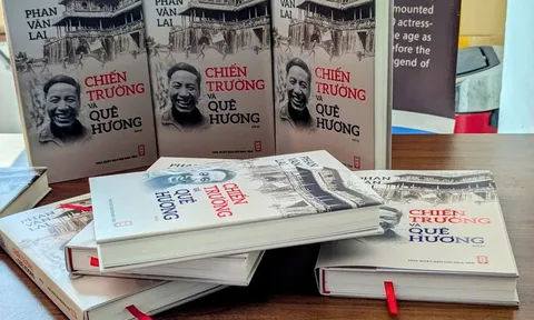 Trao tặng di ảnh liệt sĩ và ra mắt hồi ký “Chiến trường và Quê hương”: Nhịp cầu ký ức với thế hệ hôm nay