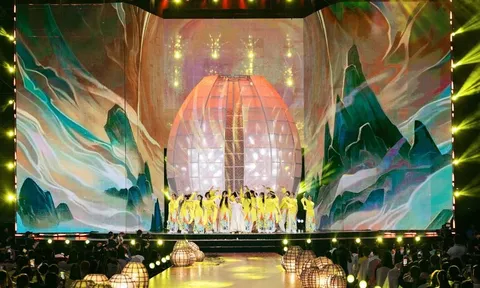 Khoảnh khắc xúc động tại Lễ hội Áo dài TP.HCM: giọng ca nhí Việt song ca 'Hello Vietnam' cùng Kyo York