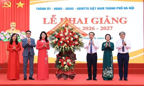 Bí thư Thành ủy Hà Nội dự lễ khai giảng tại Trường THCS Trần Duy Hưng