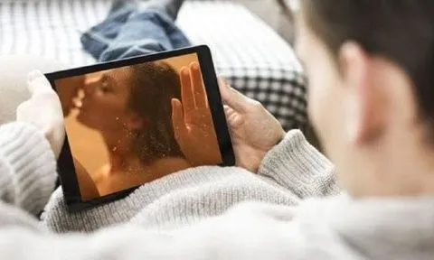 Phát hiện con xem phim "nóng": Cha mẹ xử trí như thế nào để hợp tình, hợp lý?