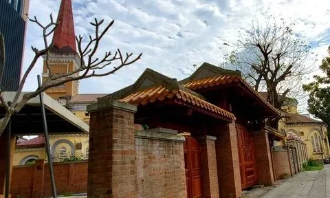 Cận cảnh toà nhà ngự “đất vàng” ở Huế một thập kỷ vừa được gia hạn