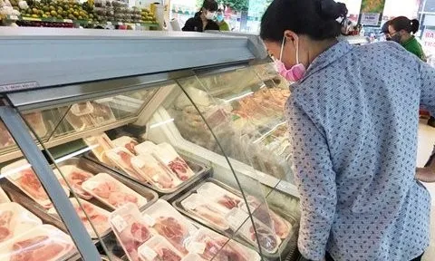 Vì đâu giá lợn hơi lao dốc, thịt tại chợ vẫn đắt?