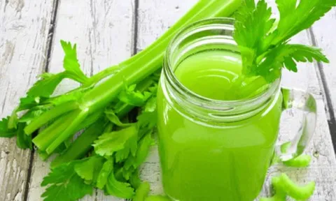 Sử dụng nước ép cần tây thế nào để giữ dáng, trẻ hóa mà không gây hại