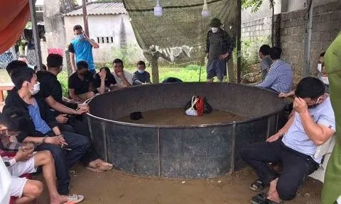 Công an đột kích phá sới bạc bắt giữ hàng chục đối tượng