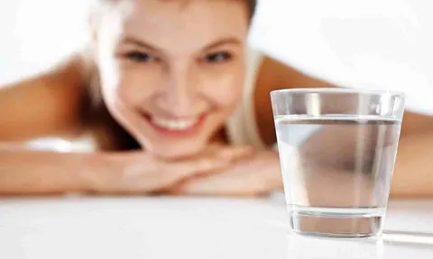 4 loại nước "rẻ như cho" uống vào buổi tối giúp thải độc cơ thể