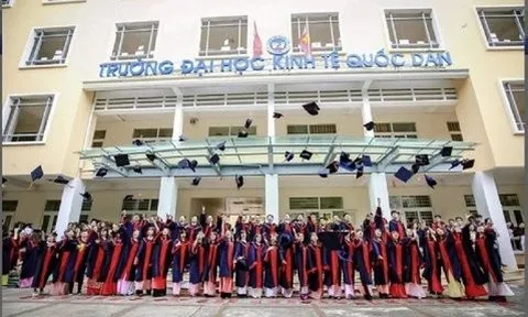 Trường ĐH Kinh tế Quốc dân nói gì về việc sinh viên bị "giam bằng"?