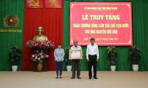 Truy tặng Huân chương dũng cảm cho người lao vào đám cháy cứu người