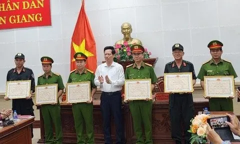 Khen thưởng lực lượng giải cứu các cháu bé tại trường mầm non