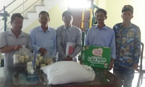 Đảo Đá Lát hỗ trợ 4 ngư dân trên tàu cá Ninh Thuận bị sóng đánh chìm
