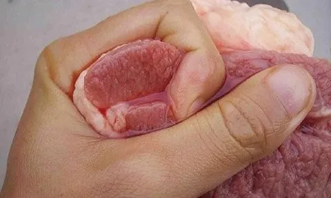 Đi chợ mua thịt lợn chỉ cần nhìn 5 điểm này là biết thịt "sạch" hay "bẩn"