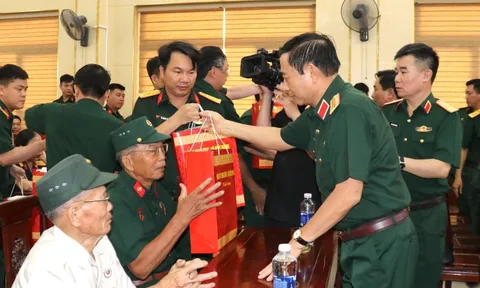 Bộ trưởng Bộ Quốc phòng thăm, tặng quà gia đình chính sách tại Quảng Trị