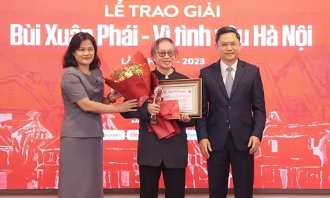 NSND Đặng Nhật Minh nhận Giải thưởng Lớn Bùi Xuân Phái - Vì tình yêu Hà Nội 2023