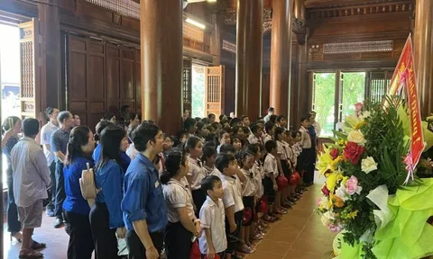 Hơn 7 vạn người về làng Sen nhân dịp sinh nhật Bác