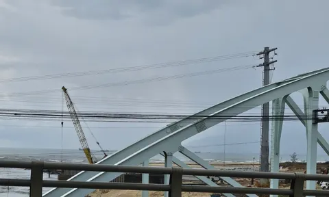 Đề nghị kiểm tra, xử lý công trình xây dựng ‘uy hiếp’ an toàn cầu đường sắt Nam Ô