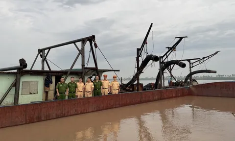 Bắt quả tang 4 tàu hút cát trái phép trên sông Hồng