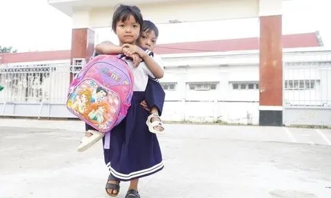 Cảm phục cô bé lớp 1 cõng bạn đến trường