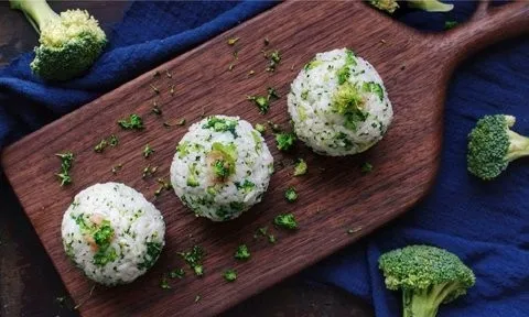 Cơm nắm phiên bản dành cho người lười ăn rau, đẹp "lạ" đến trẻ con còn thích mê