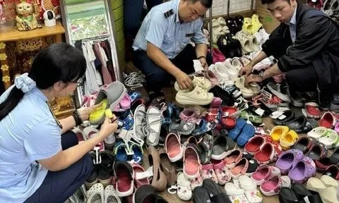 Bà Rịa-Vũng Tàu: Phát hiện hàng trăm giày, dép giả mạo nhãn hiệu CROCS
