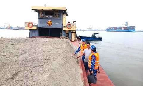 Hải Phòng: Bắt giữ tàu chở 1.000 m3 cát san lấp trái phép