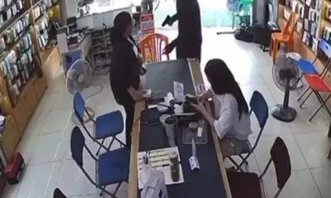 Công an truy bắt kẻ nghi cầm súng uy hiếp hai cô gái để cướp tài sản ở cửa hàng điện thoại