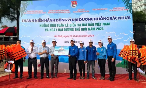 Ra quân làm sạch biển hưởng ứng Tuần lễ biển đảo Việt Nam 2024