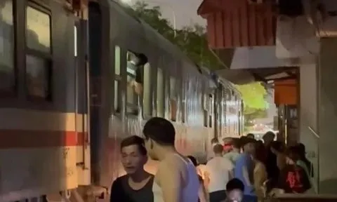Cố vượt qua lối đi tự mở, nam thanh niên bị tàu hỏa tông dẫn đến nguy kịch
