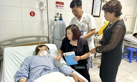 Hội LHPN Hà Nội thăm, động viên các nạn nhân vụ cháy nhà trọ đang điều trị tại bệnh viện