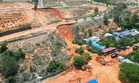 Bình Thuận: Lực lượng quân sự hỗ trợ người dân khắc phục sự cố lũ cát