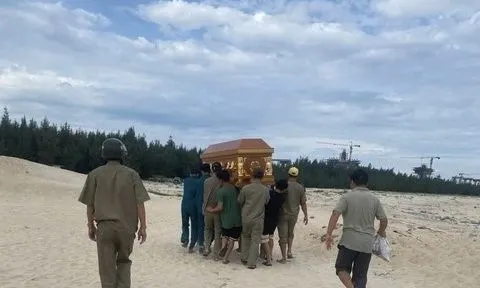 Huế: 3 công nhân đi tắm biển, 1 người đuối nước tử vong